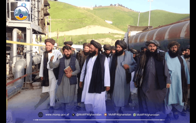 ویدیو کلیپ مکمل از جریان سخنرانی مسؤلین امارت اسلامی در افتتاحیه سرک مس عینک لوگر: